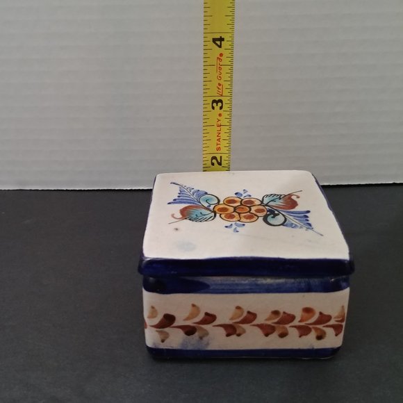 SOLD ✨️ Hand Painted Ceramic Trinket Box with Lid Signed - Picture 8 of 8